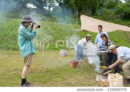 Family taking commemorative photos at a campsite Family taking commemorative photos at a campsite 126880745