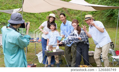 一家人在露營地拍紀念照 126880749