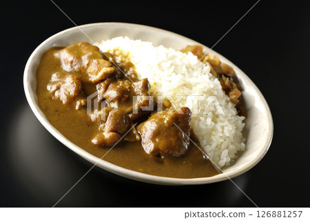 在黑色背景下拍攝的大塊雞肉咖哩 126881257