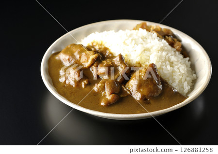 在黑色背景下拍攝的大塊雞肉咖哩 126881258