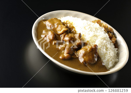 在黑色背景下拍攝的大塊雞肉咖哩 126881259