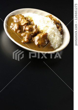 在黑色背景下拍攝的大塊雞肉咖哩 126881273