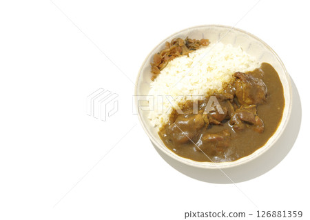 白色背景下拍攝的大塊雞肉咖哩 白色背景下拍攝的大塊雞肉咖哩 126881359