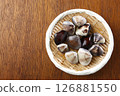 Chiba Prefecture clams served in a colander 126881550