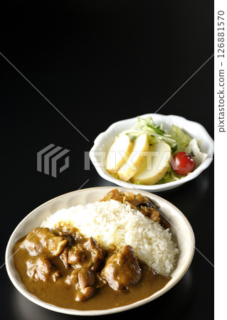 雞肉咖哩配雞肉塊和馬鈴薯沙拉 雞肉咖哩配雞肉塊和馬鈴薯沙拉 126881570
