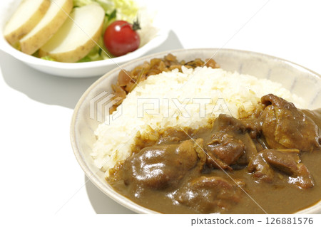 雞肉咖哩配雞肉塊和馬鈴薯沙拉 雞肉咖哩配雞肉塊和馬鈴薯沙拉 126881576