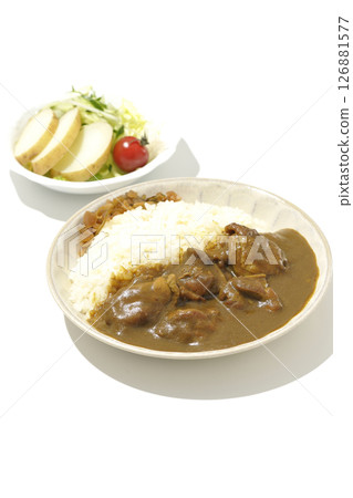 雞肉咖哩配雞肉塊和馬鈴薯沙拉 雞肉咖哩配雞肉塊和馬鈴薯沙拉 126881577