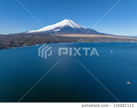 山中湖和富士山的鳥瞰圖 126882123