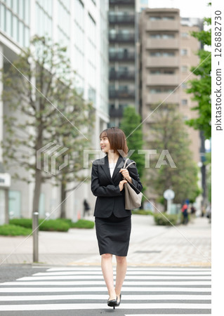 穿著西裝走路的女人 穿著西裝走路的女人 126882730