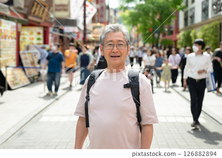 在城市中行走的老年人 在城市中行走的老年人 126882894