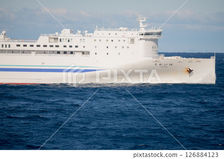 【東京九州渡輪濱湯號（開往新門司港）和昇涼湯號（開往橫須賀港）互相接駁】 126884123