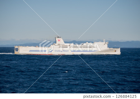 [Tokyo Kyushu Ferry Hamayu bound for Shinmoji Port and Soreiyu bound for Yokosuka Port meet and leave] 126884125