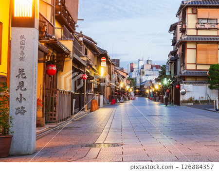 京都，黎明前的花見小路 126884357