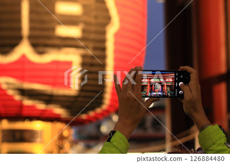 晚上的雷門，拍攝大燈籠，外國遊客淺草觀光 126884480