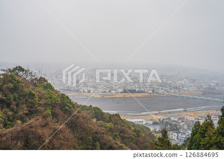 The snow-covered cityscape of Shizuoka City as seen from Maruyama Flower Garden in Shizuoka City (Shizuoka Prefecture) 126884695