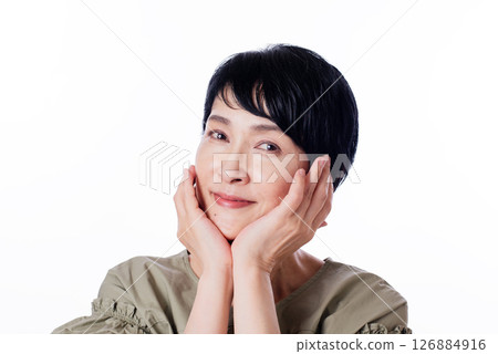 堅持她的頭的資深婦女 126884916
