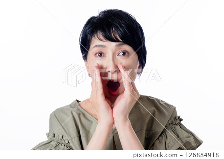 一位中年婦女用雙手說話 126884918
