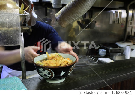 立式蕎麥麵餐廳的炸什錦蕎麥麵 126884984