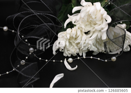 追悼會和哀悼儀式的鮮花 126885605