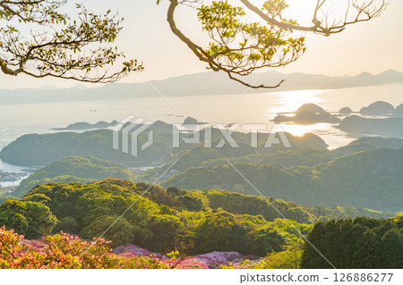 (長崎縣)長串山公園:杜鵑花盛開的北九十九島的夕陽 (長崎縣)長串山公園:杜鵑花盛開的北九十九島的夕陽 126886277