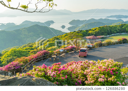 （長崎縣）長串山公園：杜鵑花盛開的北九十九島的夕陽 126886280