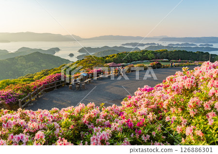 （長崎縣）長串山公園：杜鵑花盛開的北九十九島的夕陽 126886301