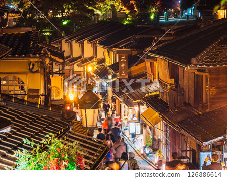 秋天的京都，夜晚的二年坂 126886614