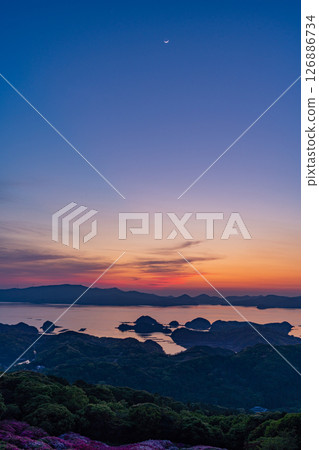 (Nagasaki Prefecture) The crescent moon of the Kita-Kujukushima Islands as seen from Nagakushiyama Park (Nagasaki Prefecture) The crescent moon of the Kita-Kujukushima Islands as seen from Nagakushiyama Park 126886734