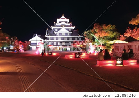 [Okayama Prefecture] Night view of Okayama Castle with autumn leaves and illumination (after major renovation in the Reiwa era) 126887216