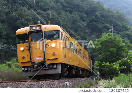 [JR-V] Hakubi Line 115 Series Train (Okayama⇔Niimi) 126887465