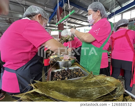 The custom of making rice dumplings during the Dragon Boat Festival 126888532