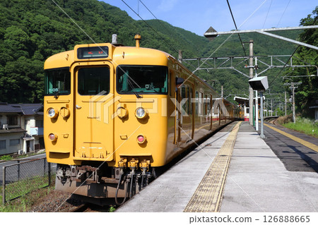 赤穗線/伯備線 115系列車（6節編組列車：新見方向） 126888665