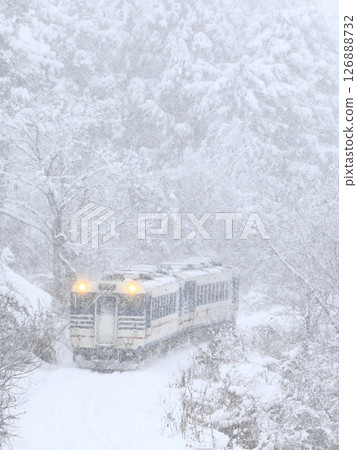 Tadami Line in a blizzard 126888732