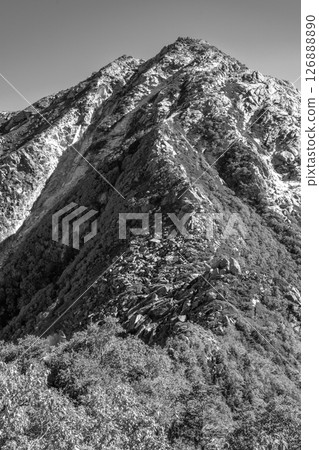 從長野縣北澤峠登上海駒岳：從小松山眺望海駒岳 126888890