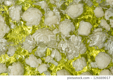 Fresh Cauliflower Dropped in Water with Splash Effect Above. 126889017