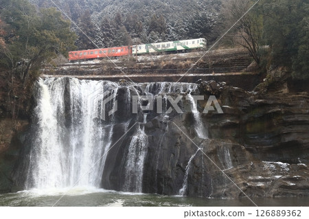 Snow make-up Longmen Falls and Kusan Line train 126889362