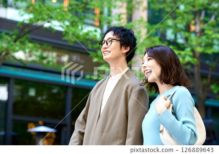 年輕的男人和女人約會 126889643