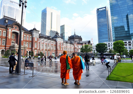 身穿紅色僧袍的僧侶和東京站丸之內廣場 身穿紅色僧袍的僧侶和東京站丸之內廣場 126889691
