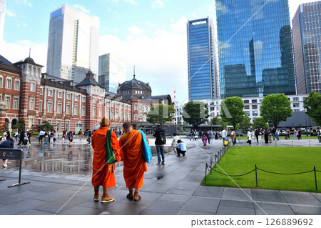 身穿紅色僧袍的僧侶和東京站丸之內廣場 身穿紅色僧袍的僧侶和東京站丸之內廣場 126889692