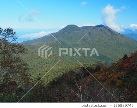 從戶隱山脈的高妻山眺望秋天的黑姬山 126889745
