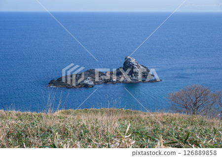 漂浮在海角盡頭的Todoiwa岩石 126889858