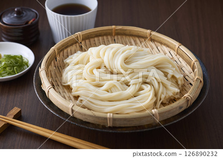 用濾鍋盛裝的烏龍麵 用濾鍋盛裝的烏龍麵 126890232
