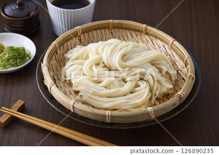 Udon noodles served in a colander 126890235