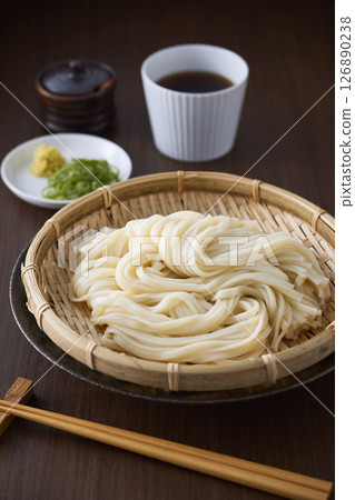 Udon noodles served in a colander 126890238