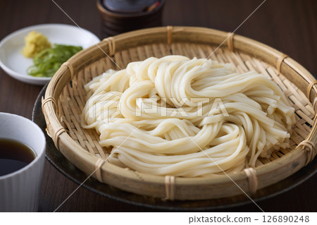 Udon noodles served in a colander 126890248