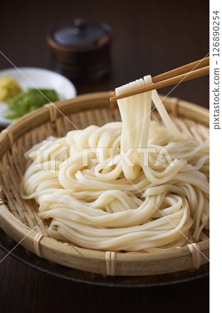 Udon noodles served in a colander 126890254