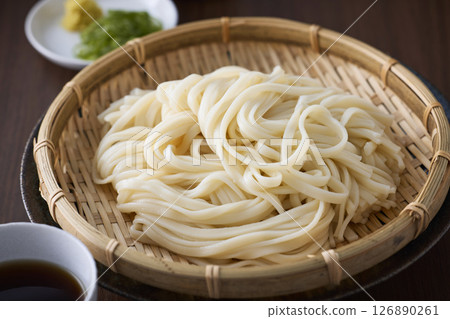 Udon noodles served in a colander 126890261