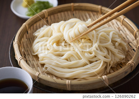 Udon noodles served in a colander 126890262