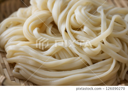 Udon noodles served in a colander 126890270