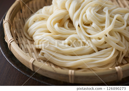 Udon noodles served in a colander 126890273